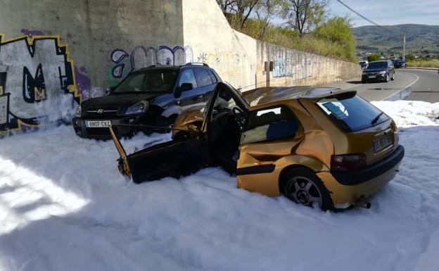 Cuatro heridos, uno de ellos gravedad, en una brutal colisión frontal en la carretera que une Ponferrada con Molinaseca