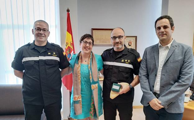El teniente coronel Álvaro Díaz, jefe del V batallón de la UME, se despide de San Andrés del Rabanedo