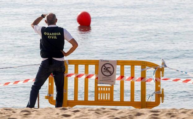 La Armada descarta que el artefacto hallado en la playa de Badalona sea un explosivo