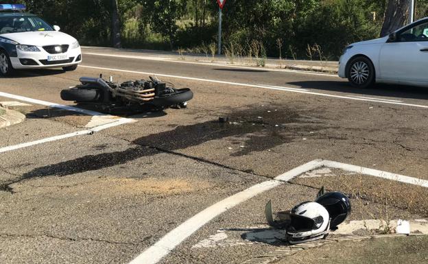 Un motorista resulta herido de gravedad tras chocar contra una furgoneta en Sariegos