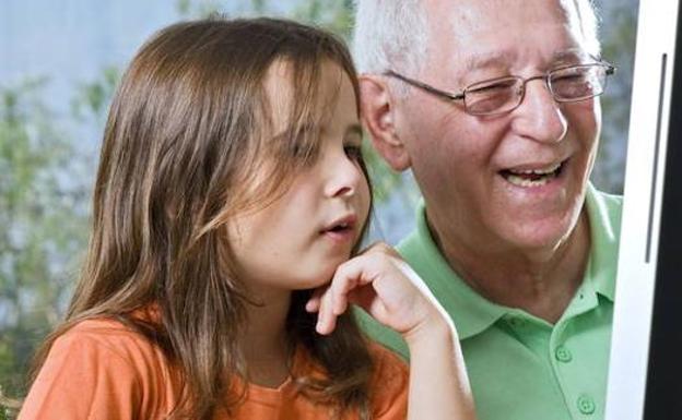 Castilla y León y Portugal buscan cómo mejorar la calidad de vida de las familias que cuidan personas con enfermedades neurodegenerativas