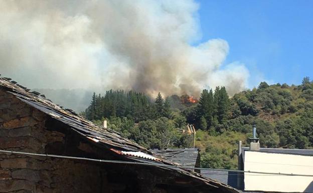 Controlado el incendio intencionado declarado ayer en los montes del municipio berciano de Toreno