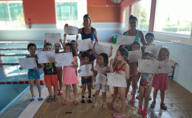 La piscina climatizada de Valencia de Don Juan sigue formando pequeños nadadores