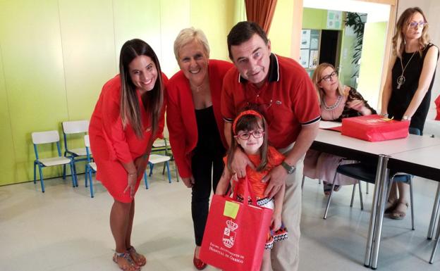 Hospital de Órbigo entrega los lotes de libros gratuitos a los niños de Infantil y Primaria