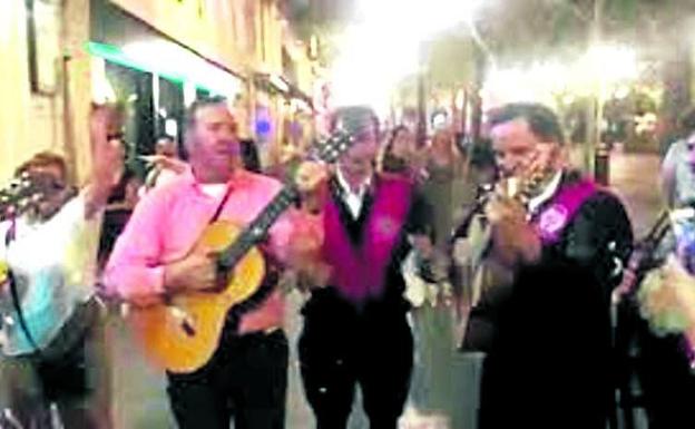 Kevin Spacey aparece en Sevilla cantando en una tuna