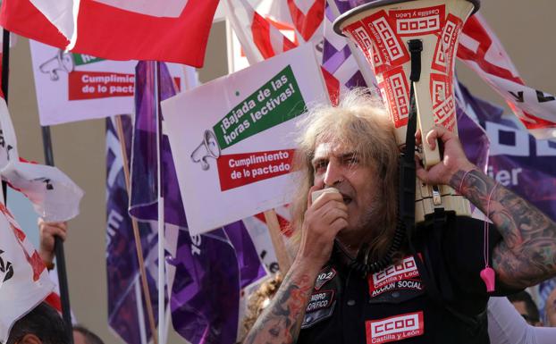 CSIF, CCOO y UGT se concentran frente a Educación para reclamar el cumplimiento de las 35 horas semanales entre el profesorado