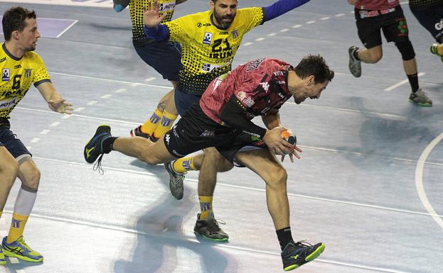 El Abanca Ademar se tropieza con la primera piedra