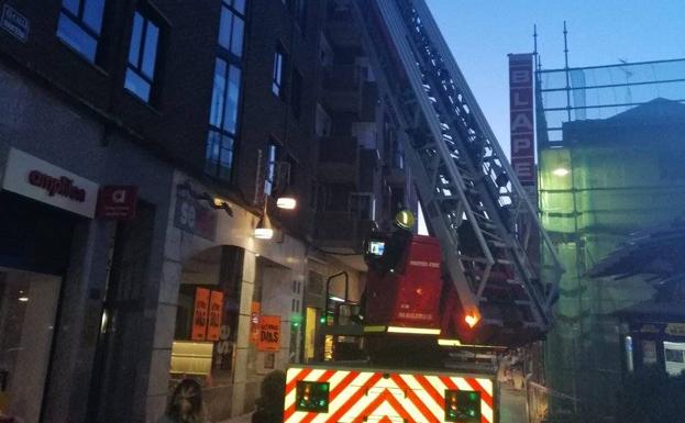 La caída de una ventana en la calle Mantería de Valladolid causa una brecha a un peatón