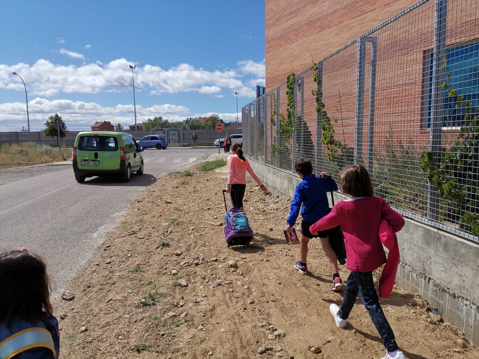 Un camino de tierra es el único acceso al Colegio Los Adiles de Villaobispo para 200 niños