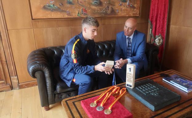 El alcalde de León recibe a Gabriel Arias, campeón de Europa Junior de Alpino en Línea