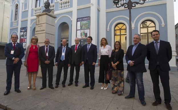 Mañueco reconoce estar «preocupado» por las jubilaciones de los médicos