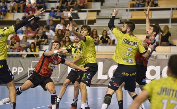 La inspiración de Patotski despeja las dudas y da la primera alegría a Abanca Ademar