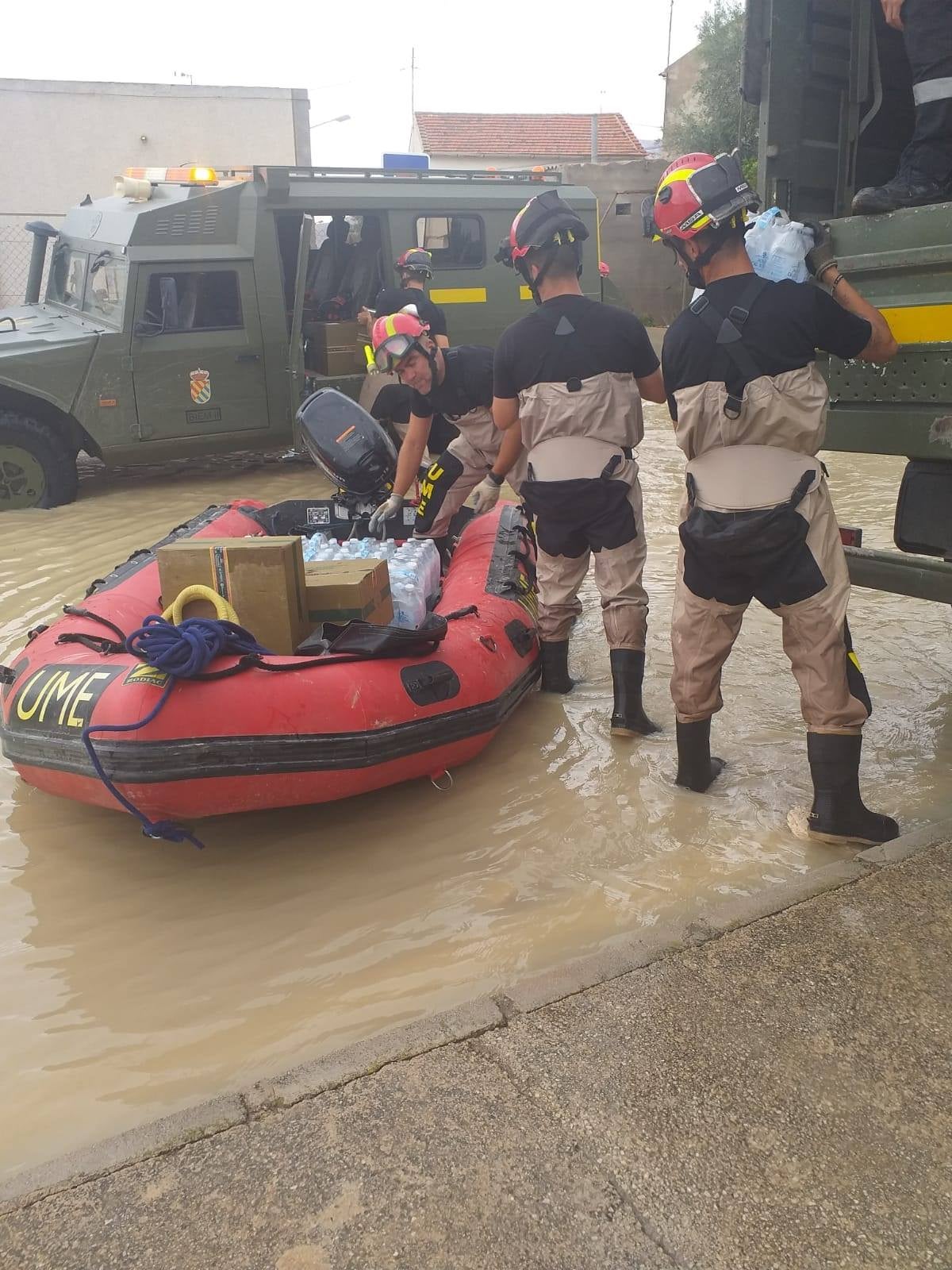 La UME actúa para paliar los efectos de la gota fría en Orihuela (Alicante)