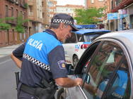 La Policía Local de León inica la campaña de control de distracciones al volante
