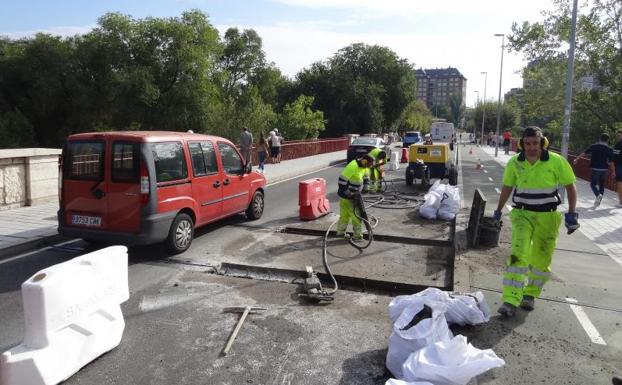 El corte de un carril para reparar de nuevo las juntas colapsa el puente de Poniente de Valladolid