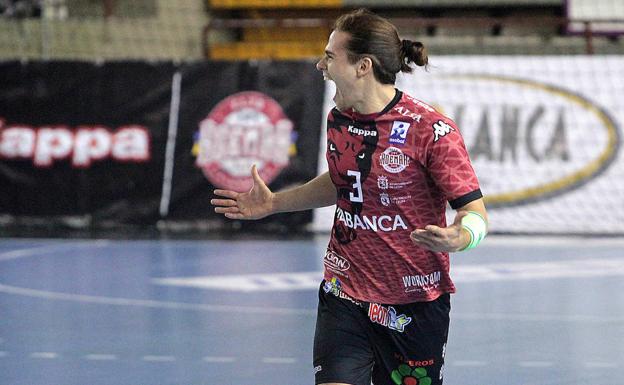 El Abanca Ademar conquista un derbi más apelando al corazón cuando fallaron las piernas