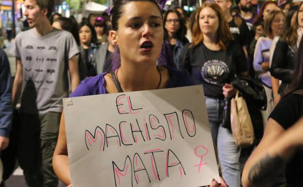 León se tiñe de violeta contra la violencia machista: «La calle y la noche son de las mujeres»