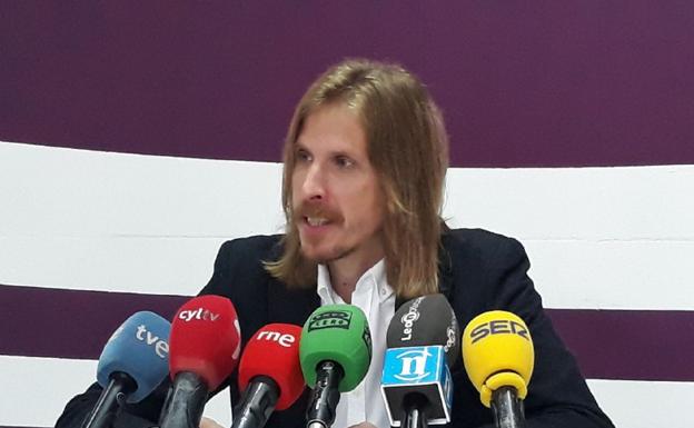 Pablo Fernández muestra su apoyo a los alumnos de Valencia de Don Juan y tilda de «intolerable» su situación