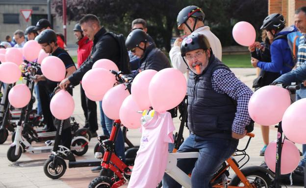 Los patinetes eléctricos piden los mismos derechos que las bicicletas para abandonar las aceras y circular por la calzada