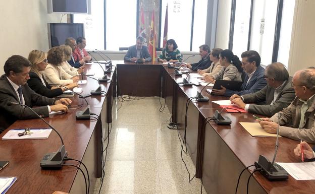 La comisión de coordinación aborda la estructura organizativa de la Delegación de la Junta en León con su nuevo presidente al frente