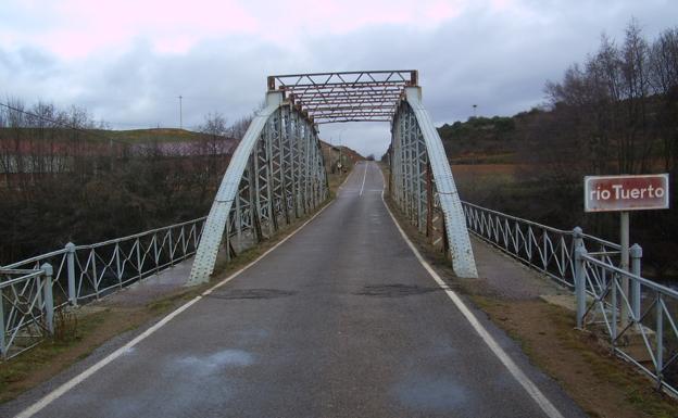 El Ayuntamiento de Villaobispo de Otero busca fotografías del puente de hierro de Sopeña de Carneros