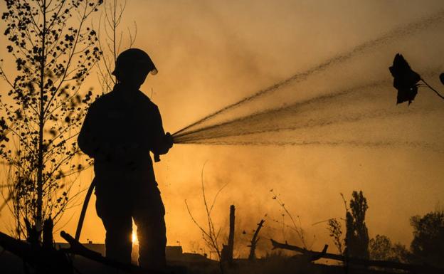 La apuesta de la Diputación para bomberos: un servicio 'a la gallega' sin descartar el modelo público-privado