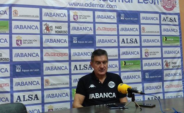 Manolo Cadenas reclama a su equipo «más contundencia defensiva»