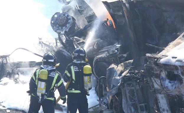 Fallece el conductor de un camión que se incendió tras impactar contra otro vehículo y volcar en la A-6 a la altura de Ponferrada