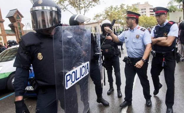 La operación contra los CDR y el envío de antidisturbios abren una profunda crisis entre Interior y los Mossos