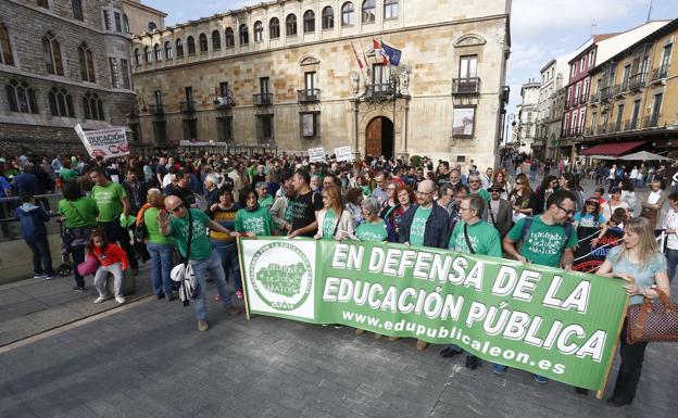 UGT denuncia «irregularidades» en las adjudicaciones de interinos docentes