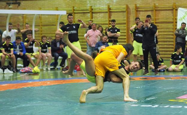 Zotes del Páramo disfruta este fin de semana de una multitudinaria exhibición de lucha leonesa