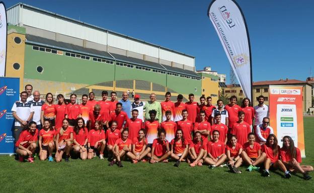 El alcalde de León visita a los jóvenes deportistas de la Real Federación de Atletismo que entrenan en el Estadio Hispánico