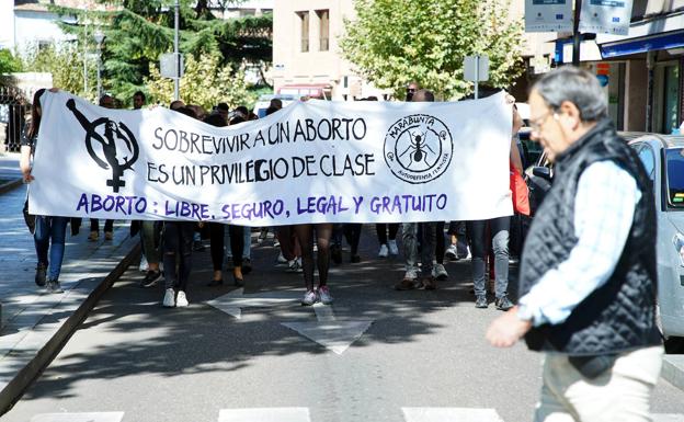 Medio centenar de personas reclaman en Valladolid la despenalización del aborto y reivindican que se realice en la sanidad pública