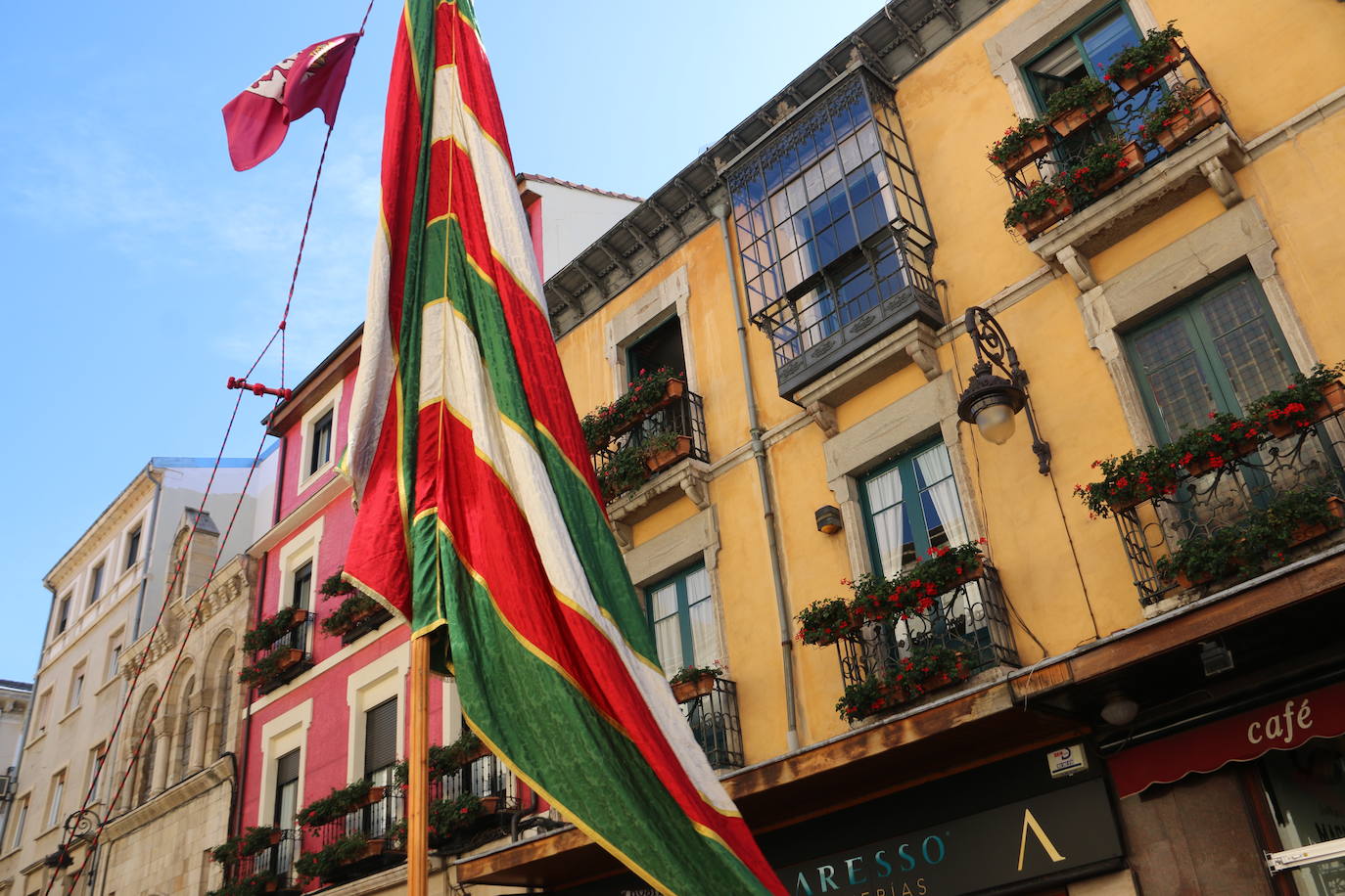 Los pendones de León lucen por San Froilán