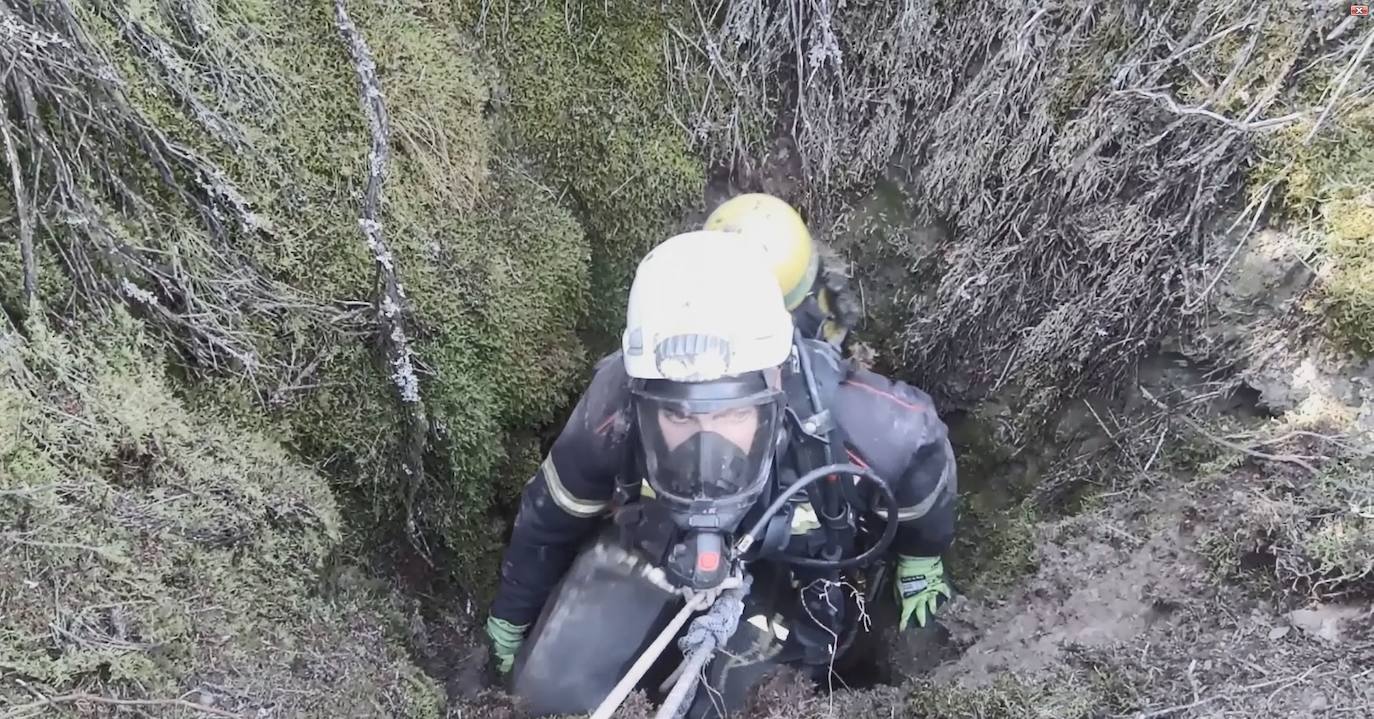 Así fue el difícil rescate de dos perros atrapados en una chimenea en Santa Cruz de Montes