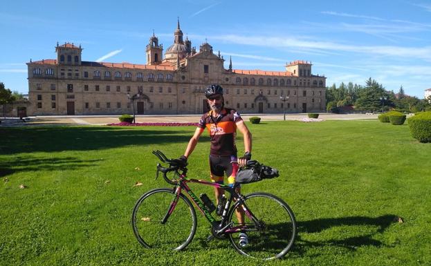 Un paciente gallego ostomizado recorre 850 kilómetros en bici para reclamar baños adaptados para el colectivo