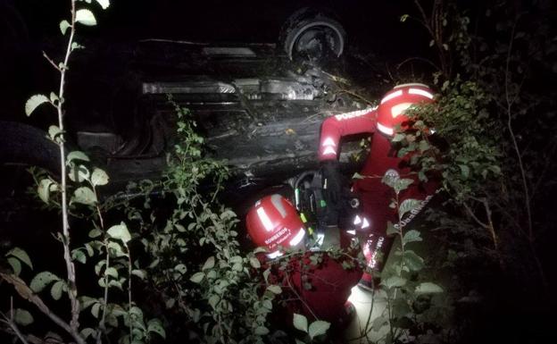 Los Bomberos de Valladolid revisan un coche que cayó al Canal del Duero y que podría ser robado