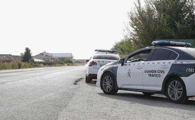 Tráfico denuncia a 32 conductores en sólo una semana por usar el móvil al volante