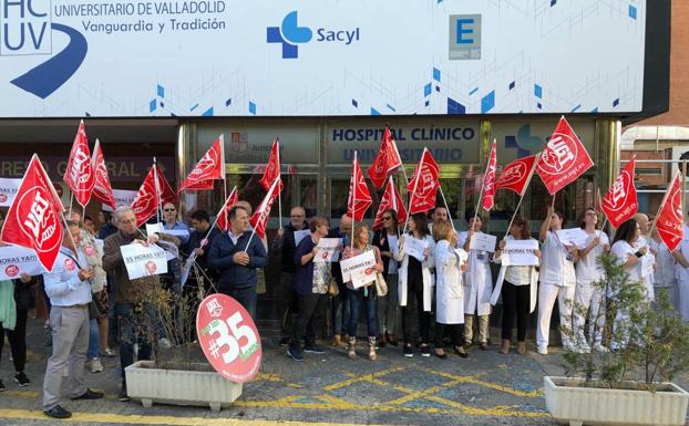 Una concentración por las 35 horas recibe a la consejera de Sanidad en el Hospital Clínico de Valladolid