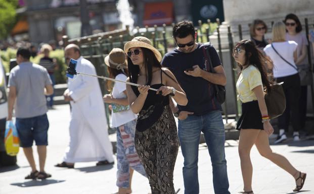 Menos turistas visitan España en verano, pero con un gasto mayor