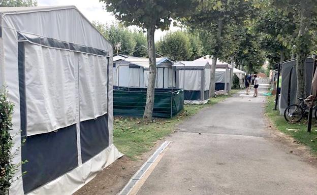 Sahagún busca soluciones para mantener abierto el camping pese a estar en una zona considerada como inundable