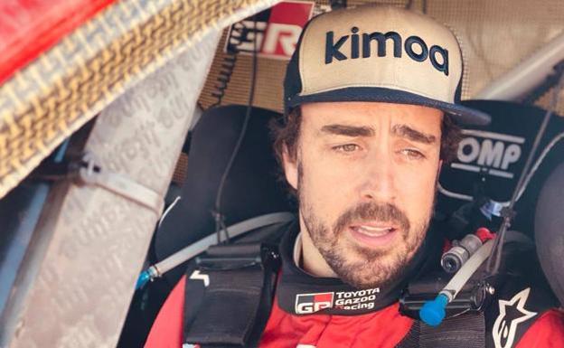 Fernando Alonso paga la novatada en Marruecos en una etapa 'rompecoches'