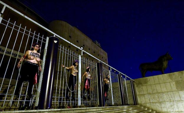 La Policía desaloja a cuatro activistas de Femen encadenadas en Vistalegre antes del mitin de Vox