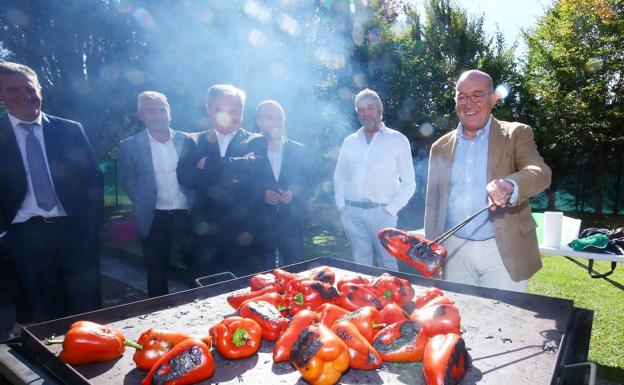 La Junta apuesta por aumentar la producción del pimiento asado, manzana y pera del Bierzo por su contribución a la fijación de población