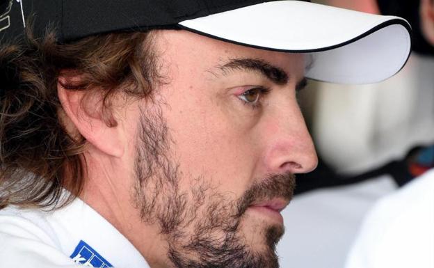 Alonso cae en una zanja por una 'trampa' del libro de ruta