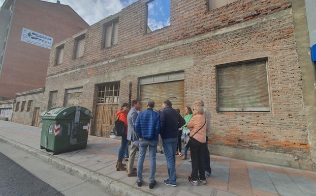 El PP apoya a los vecinos movilizados por la dejadez ante la ruina del edificio de Bodegas Armando