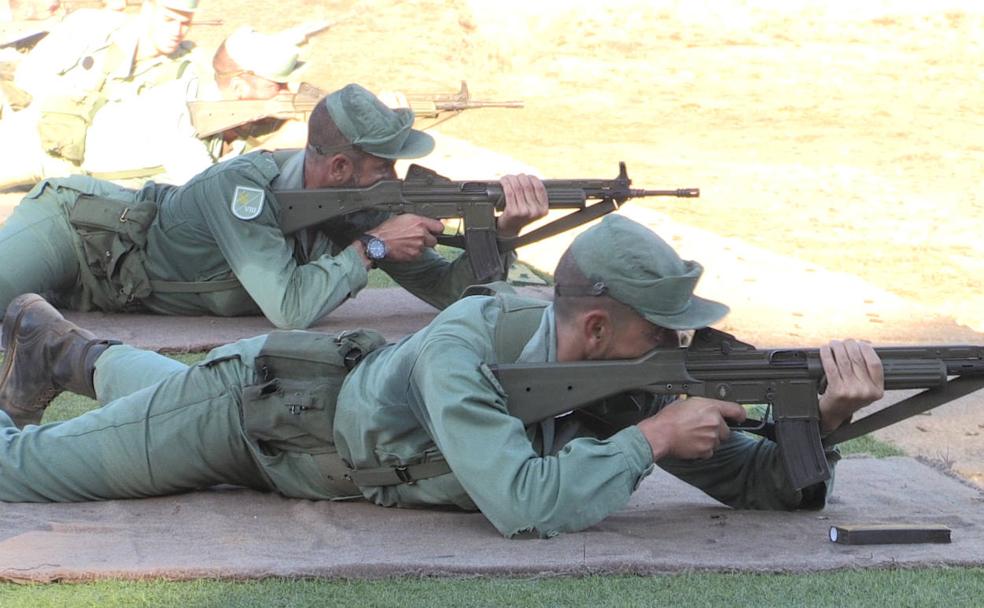 Los militares 'apuntan' maneras