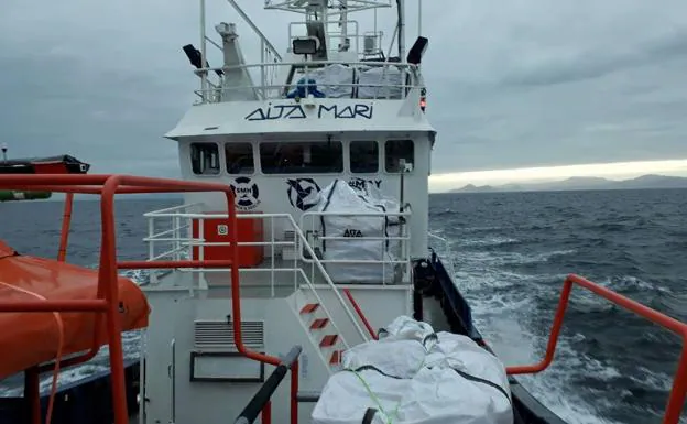 El barco humanitario Aita Mari recibe el permiso para dirigirse al Mediterráneo