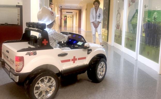 Cruz Roja dona un vehículo eléctrico lúdico para «humanizar» el servicio de Pediatría del Hospital de León