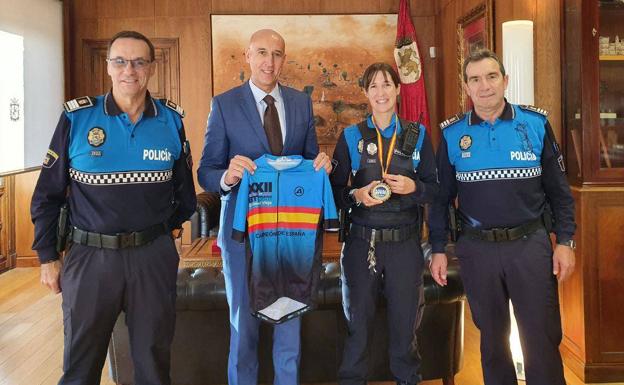 El alcalde de León recibe a Noelia Ferreras, la agente ganadora del Campeonato de España para Policías Locales